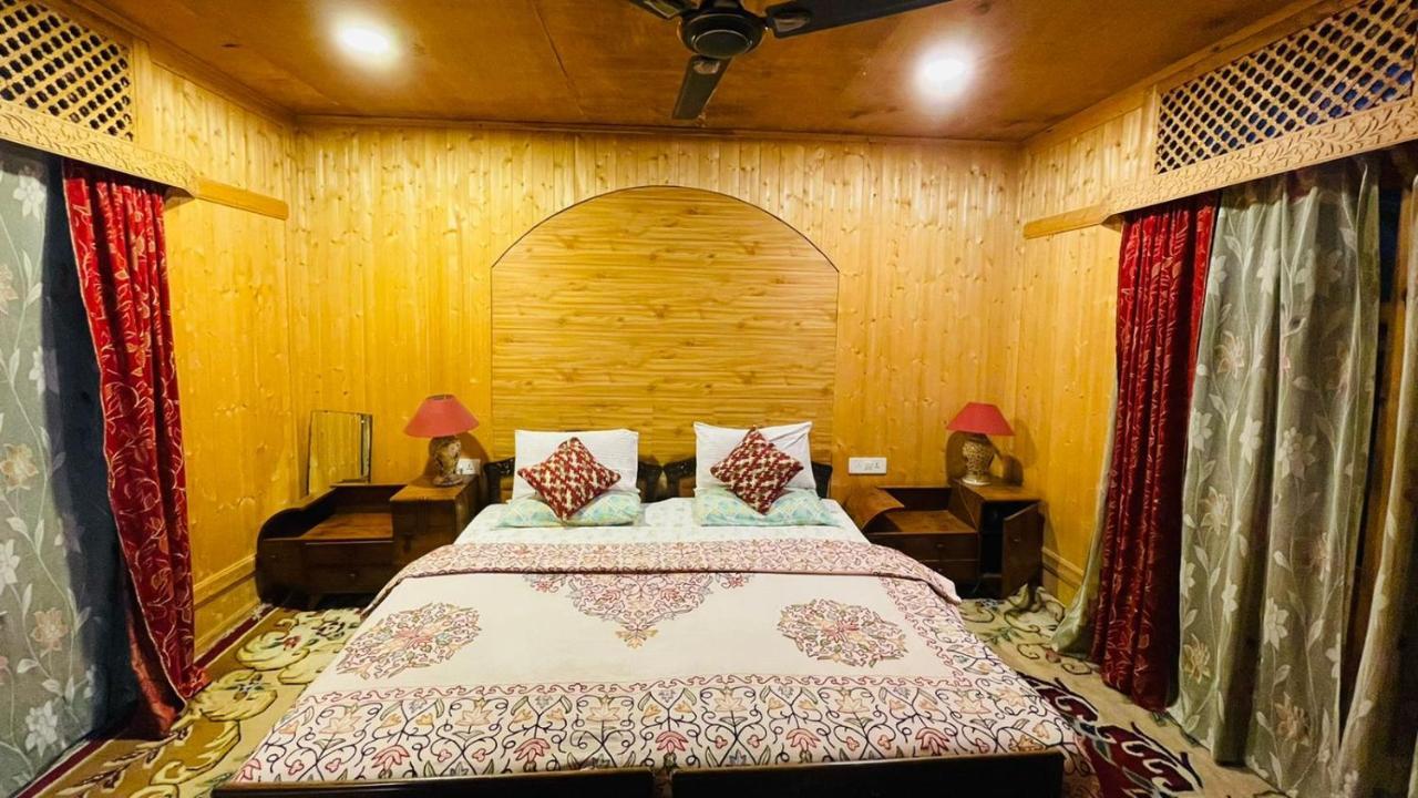 House Boat Hardy Palace Srīnagar Exterior foto